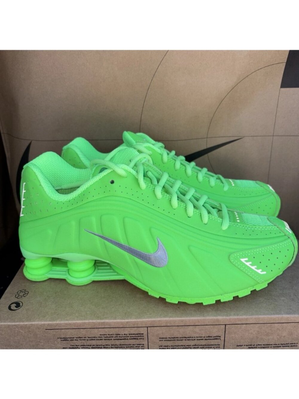 NEW Nike Shox R4 'Green Strike' Green Women Size 9 HV0839-398